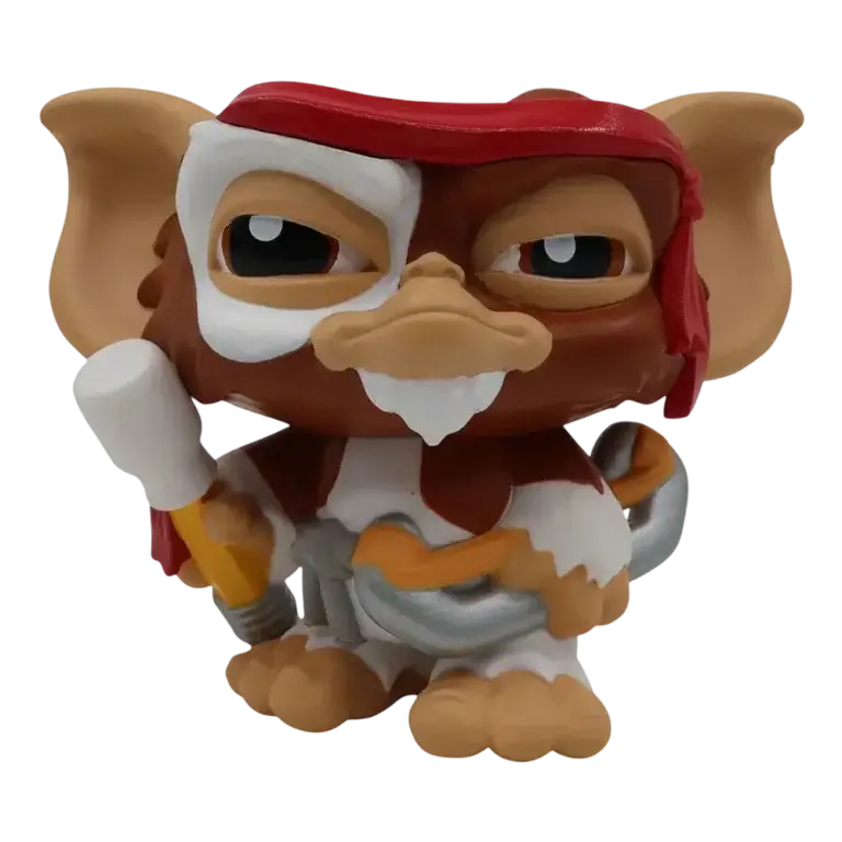 Figurina Gizmo Gremlins 2 – Combat Gizmo cu bandană roșie, 10 cm