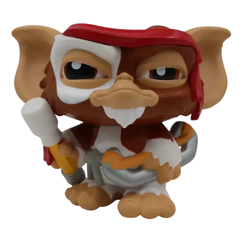 Figurina Gizmo Gremlins 2 – Combat Gizmo cu bandană roșie, 10 cm